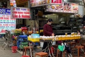 Nhiều cửa hàng chỉ nhận tiền mặt, nếu chuyển khoản thêm thuế 8%