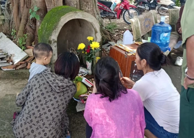 Con trăn khoảng 1 m xuất hiện ở sân đình