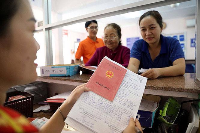 Chính phủ yêu cầu các địa phương bãi bỏ ngay quy định yêu cầu người dân xuất trình sổ hộ khẩu