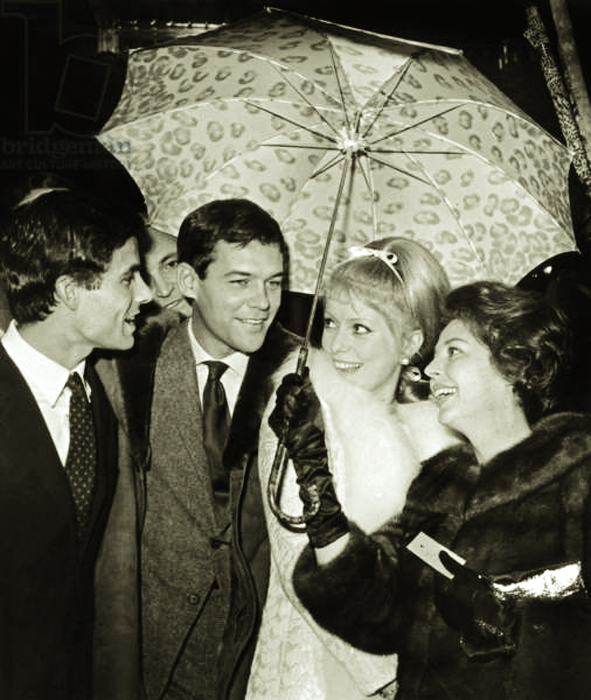 Tán dù mơ mộng của nữ hoàng điện ảnh Catherine Deneuve