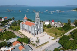 Chiêm ngưỡng nhà thờ công giáo tuyệt đẹp trên đảo Thanh Lân