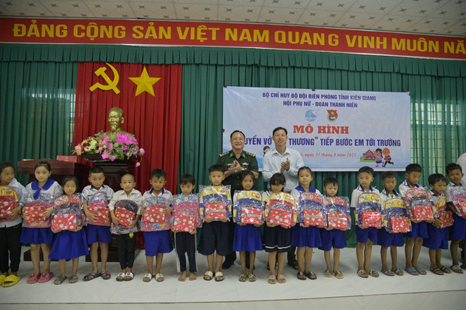 Bộ đội biên phòng mua sách vở, xe đạp cho học sinh nghèo vùng biên