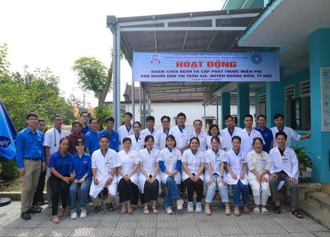 Gần 500 người dân vùng rốn lũ Thừa Thiên Huế được khám chữa bệnh miễn phí