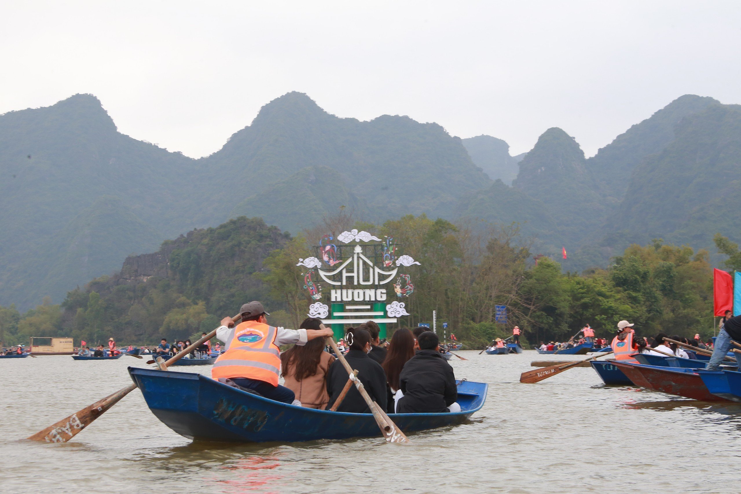 Hàng vạn du khách đội mưa dự khai hội Chùa Hương năm 2024