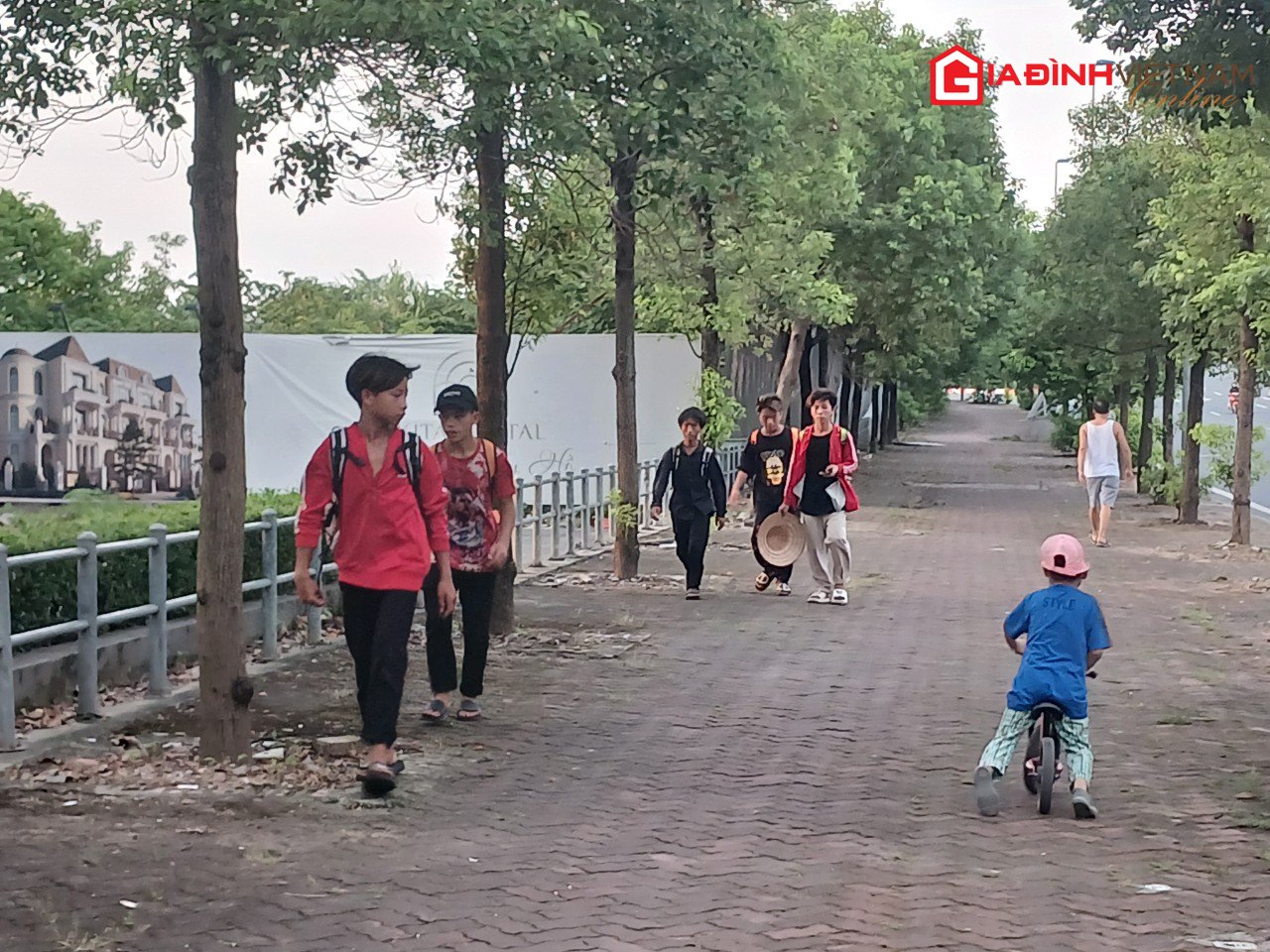 5 em nhỏ Điện Biên đi bộ hơn 20km để bắt xe về quê