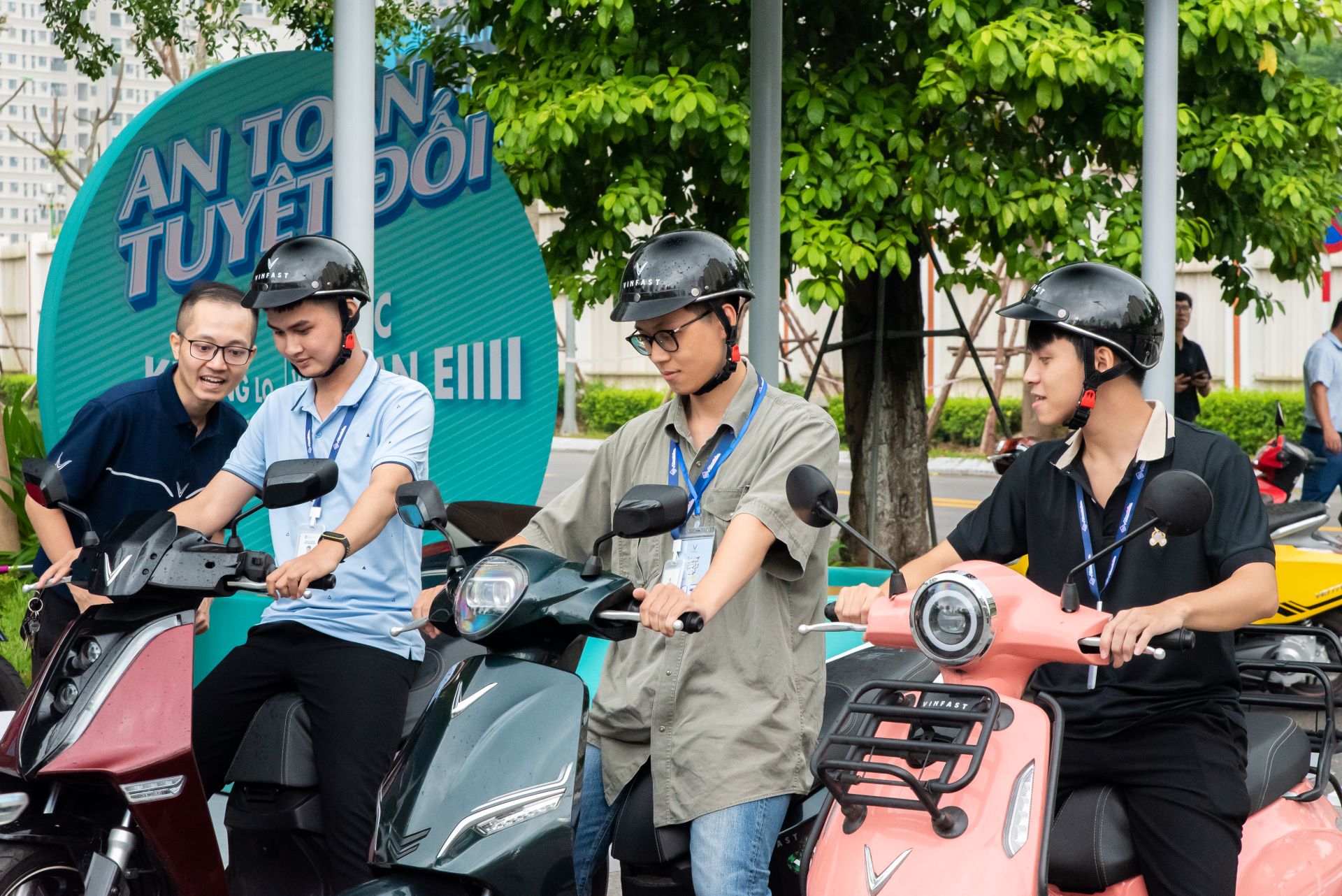 Lái thử xe máy điện VinFast, nhiều bạn trẻ bất ngờ với trải nghiệm