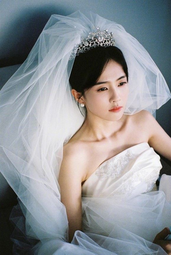 Bạch Lộc xinh đẹp khi khoác lên mình chiếc váy cô dâu