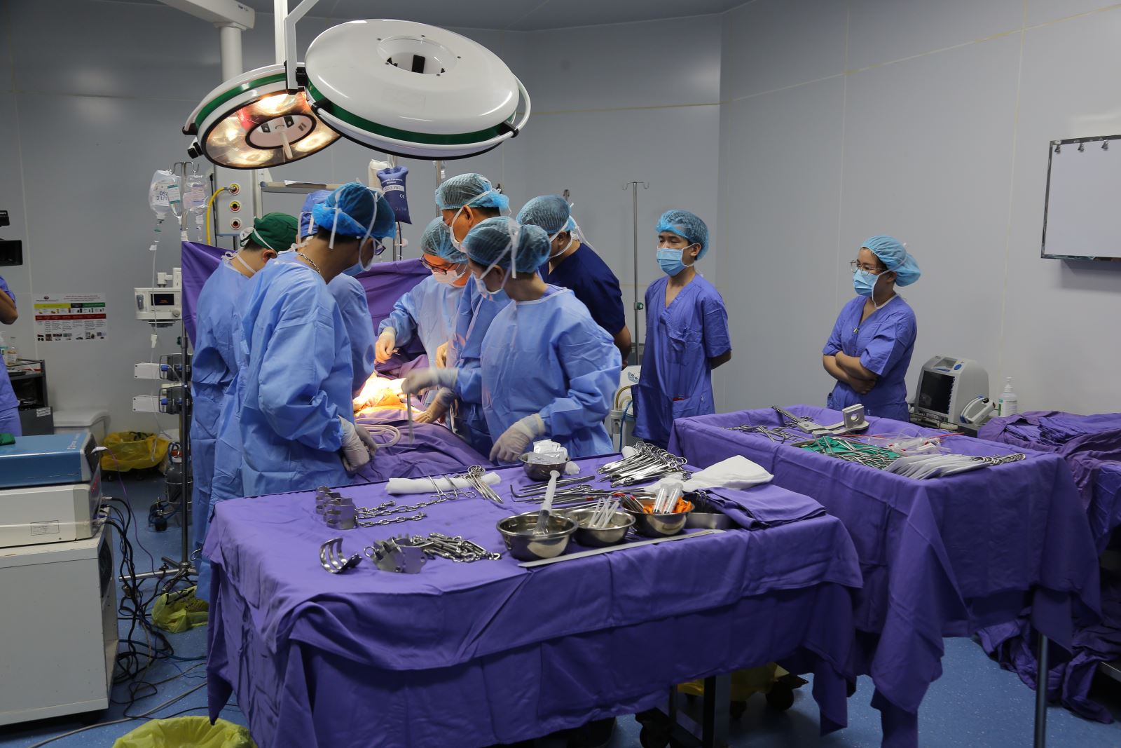 Xuyên đêm lấy đa tạng từ người chết não, ghép thận thành công cho 2 bệnh nhân